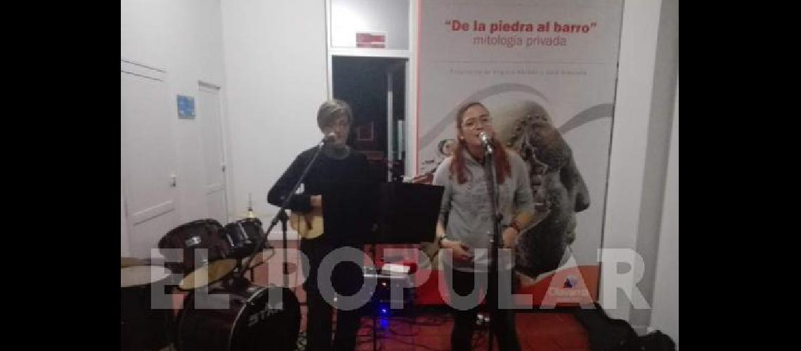Virginia Herbón y José Araolaza presentaron "De la piedra al barro", en el Dámaso Arce