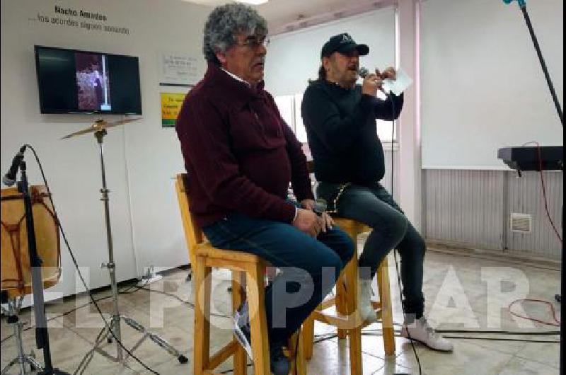 La muestra está en el Museo Hogar Loma Negra. Músicos y amigos la visitan, para recordar y hacerle un homenaje al recordado guitarrista.