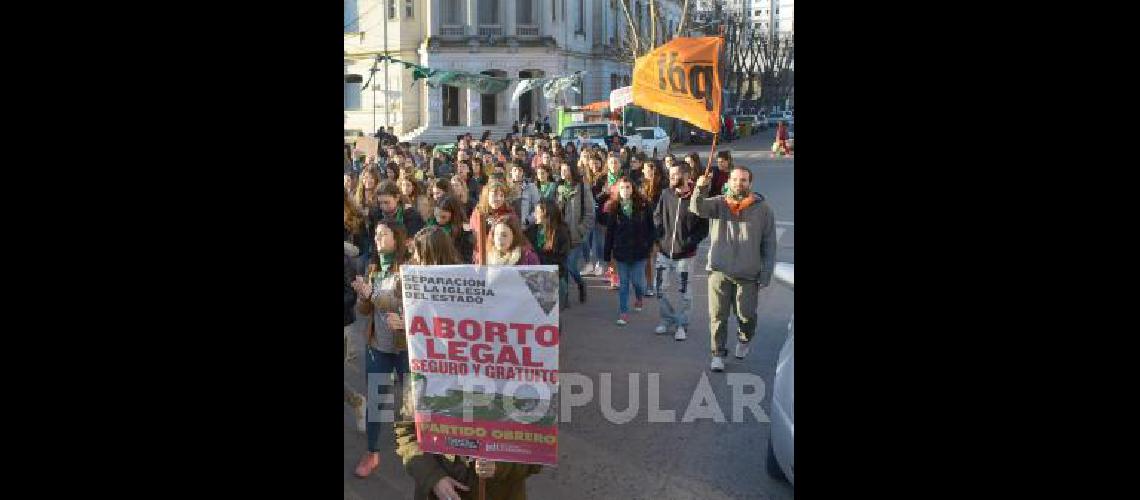 Pañuelazo en Olavarría por el aborto:  "Arriba compañeras, la lucha continúa"