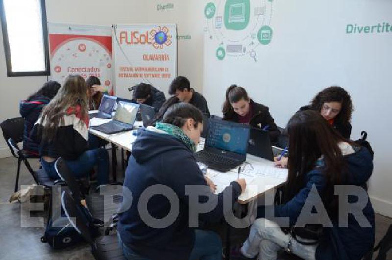 Unos 150 estudiantes participaron ayer en el inicio de la sexta edición de Expo Empleo Joven