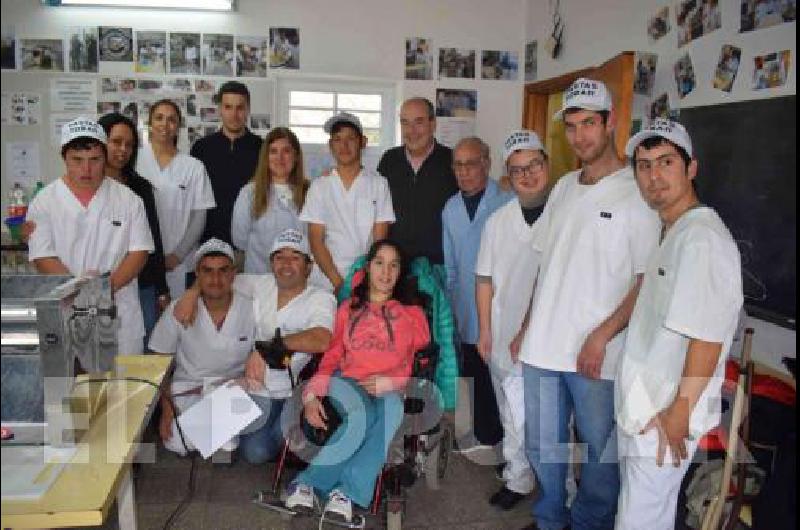Fisher fue recibido por autoridades de la Escuela, docentes y jÃ³venes que desarrollan este emprendimiento.