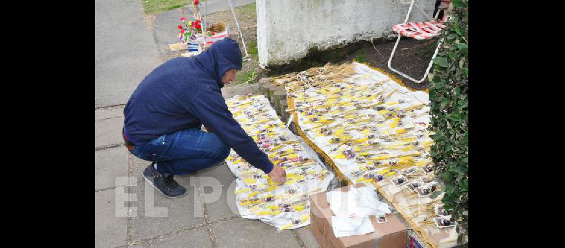 Velas, estampitas y espigas formaron parte del paisaje de la parroquia ubicada en barrio CECO.