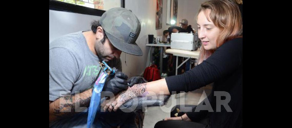 Hubo tatuajes de distintos estilos, algunos trabajos tardaron entre 6 y 8 horas en realizarse.