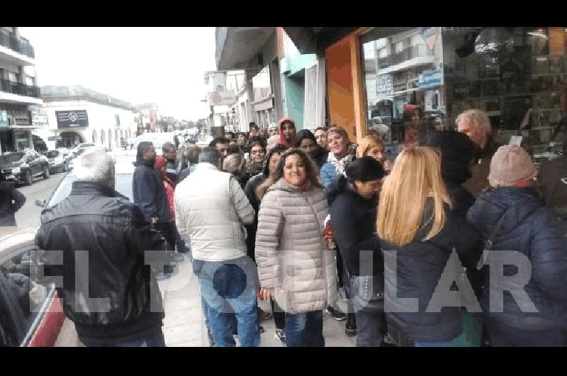 Los fanÃ¡ticos de Ricardo Arjona hicieron cola hasta entrada la noche en Azul.