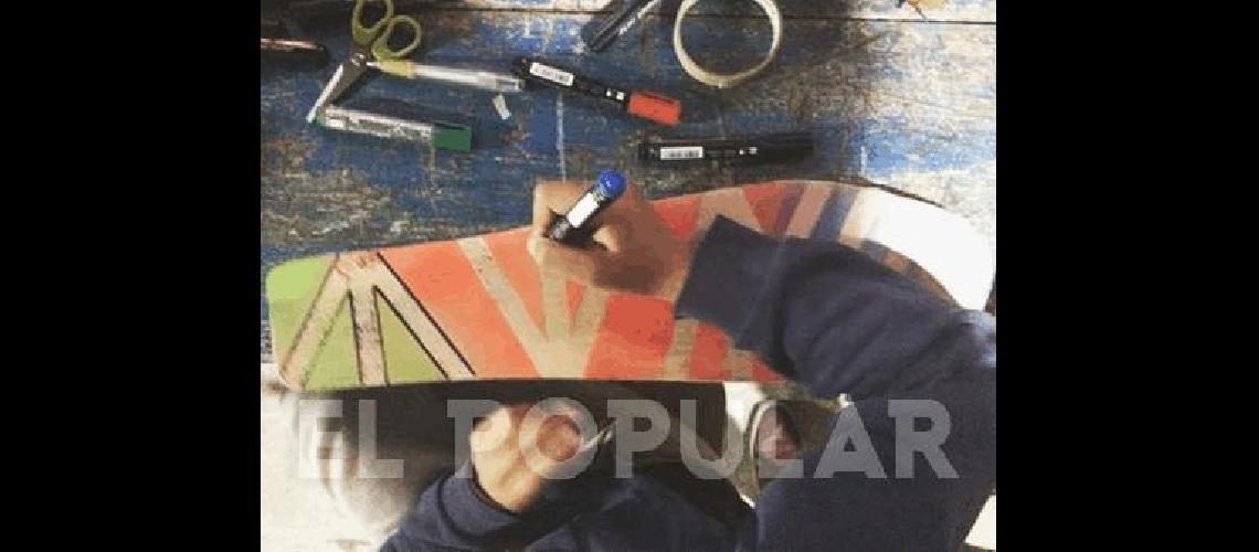 Adolescentes de barrios vulnerables aprenden a construir sus propios skates