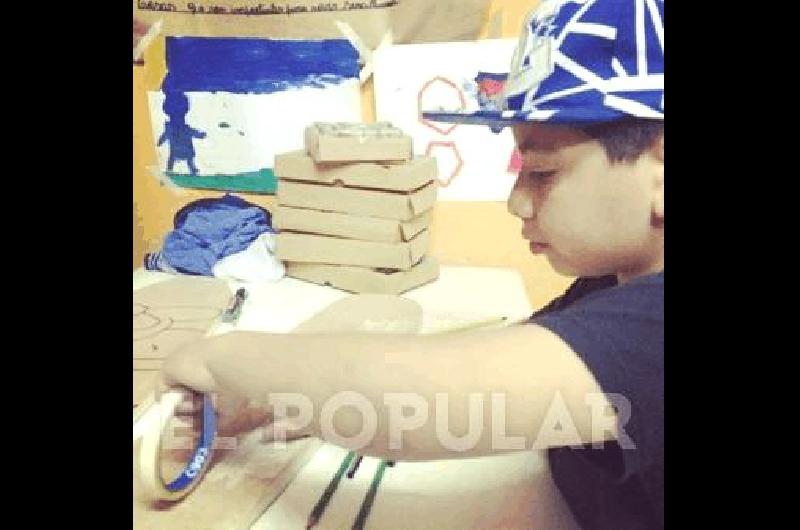 Adolescentes de barrios vulnerables aprenden a construir sus propios skates