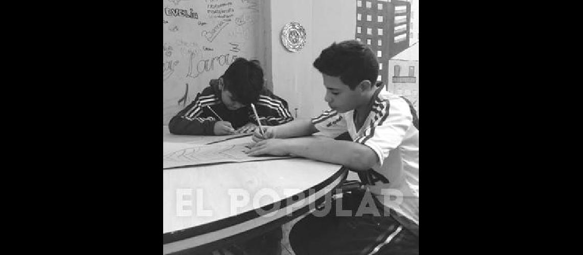 Adolescentes de barrios vulnerables aprenden a construir sus propios skates