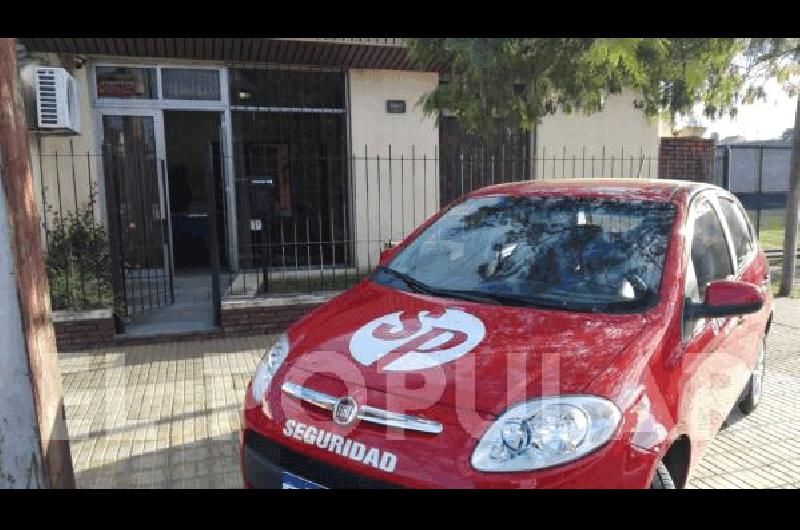 Uno de los mÃ³viles de la empresa Segu-Priv, lÃ­der en vigilancia, frente a la sede.