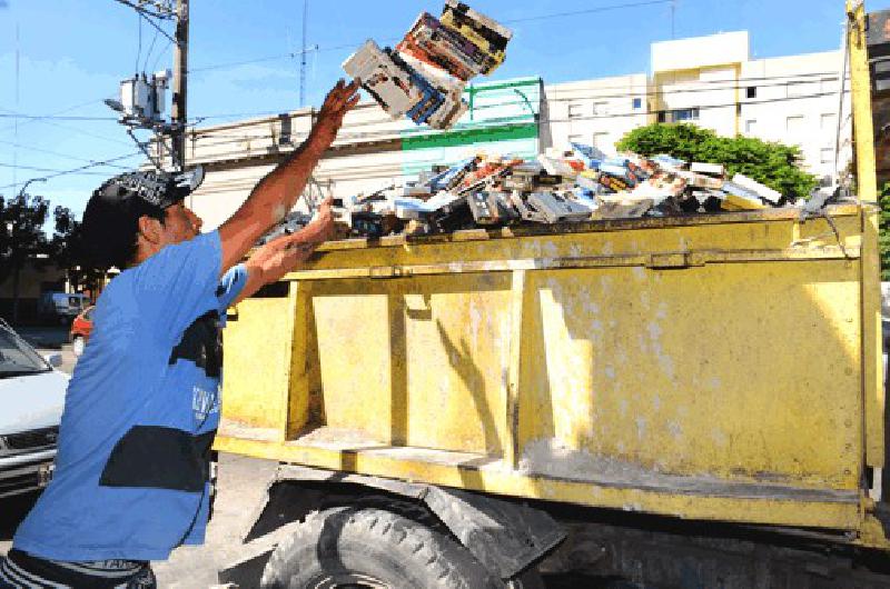 Una imagen particular: miles de VHS tirados a la basura.