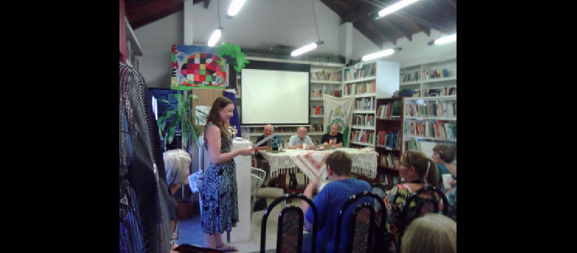 Melisa Sottile cuenta detalles de su viaje a Eslovaquia, durante el acto de homenaje a Simkovic y Trnavsky.