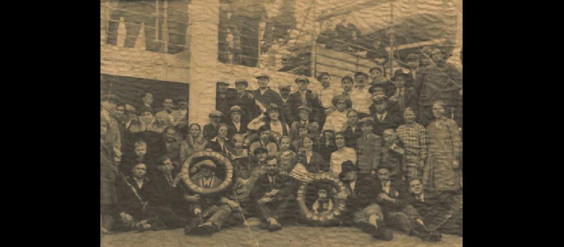 Foto de un grupo de checoslovacos que se radicÃ³ en Sierras Bayas en el barco que los trajo a la Argentina desde su tierra natal.
