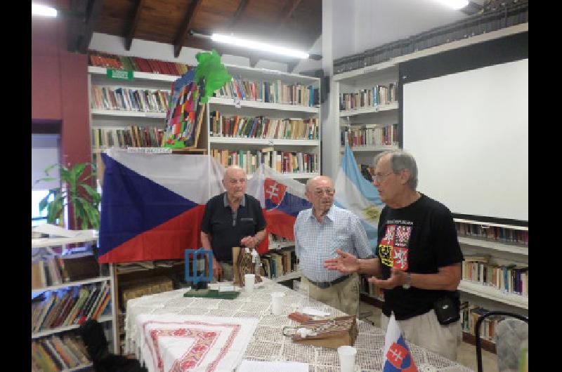 Esteban Simkovic (a la izquierda) y Juan Trnavsky (centro), durante el homenaje que les realizaron en la Biblioteca Popular de Sierras Bayas. Junto a ellos, Ludovico Svabinek, de la colectividad checa de la ciudad de Buenos Aires Foto gentileza Marcos RodrÃ­guez