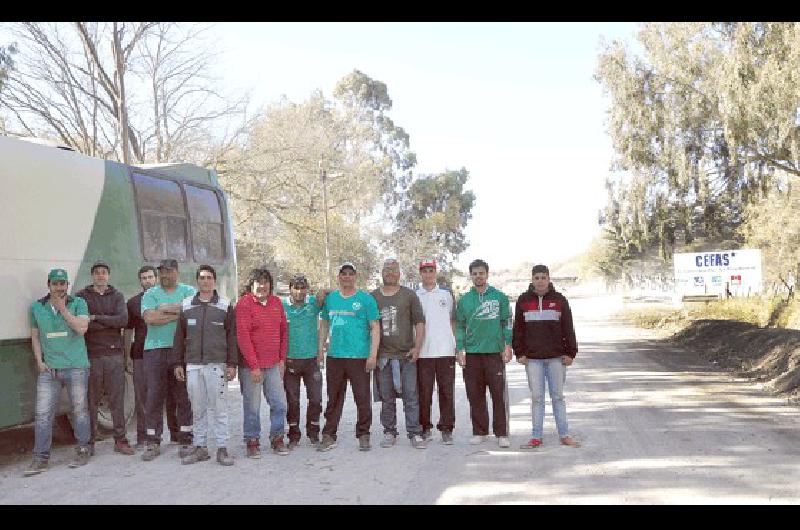 Los afiliados a Camioneros permanecen a las puertas de la calera Cefas.