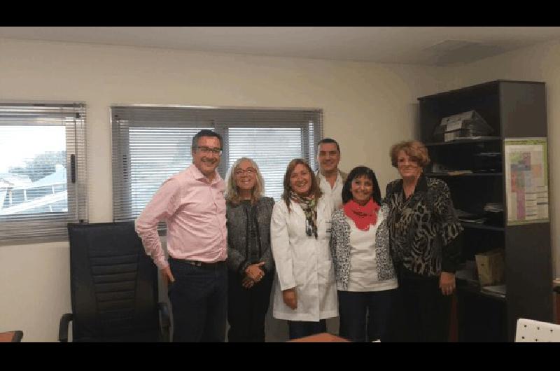 Las Dras. Mirta Fortino y Alejandra Verea junto a autoridades del Hospital Municipal.