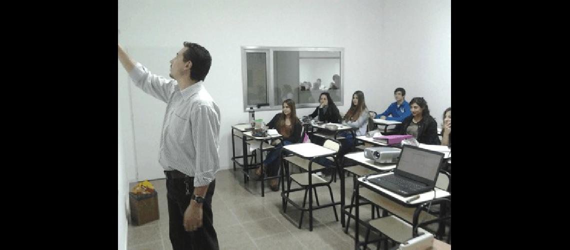 Profesores que trabajan en empresas locales brindan las clases semanales en el Iteco.