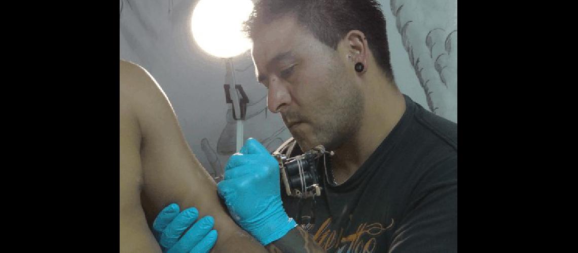 "Lo mÃ¡s lindo es la historia detrÃ¡s de cada uno de los tatuajes", sostiene el tatuador lamatritense.