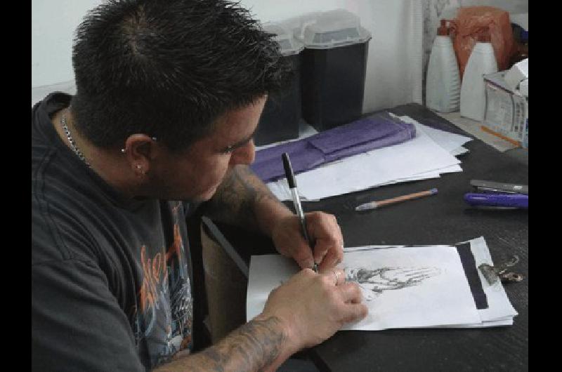 JosÃ© Luis LÃ³pez Osornio prepara el diseÃ±o que luego se aplicarÃ¡ en el cuerpo.