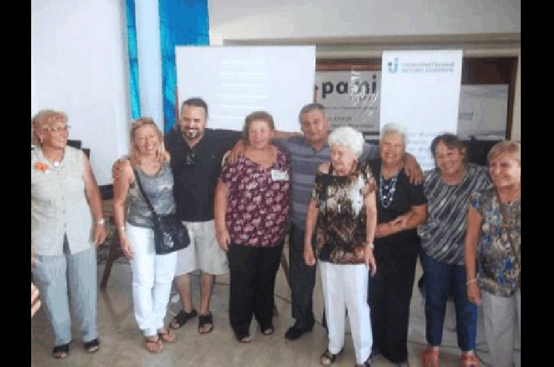 Un grupo de adultos mayores propone un viaje "hasta los laboratorios de YPF"