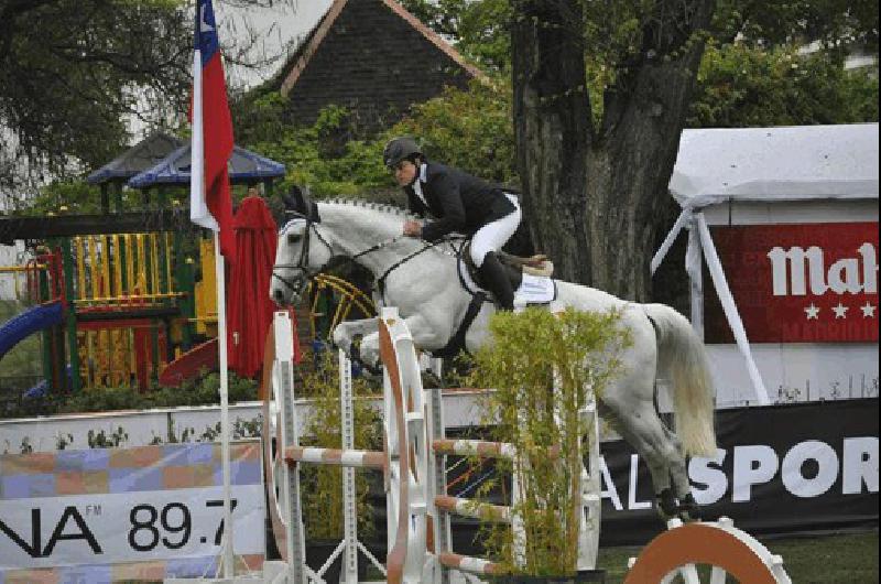Franco Caputo, del Campo HÃpico Las Sierras, participa en 1,20 metros para tercera categorÃa.