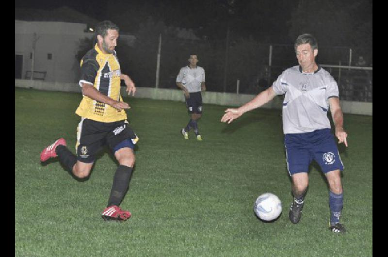 AgustÃn Fernández busca la pelota ante Alexis Maggi. El delantero marcó los tres goles del León.