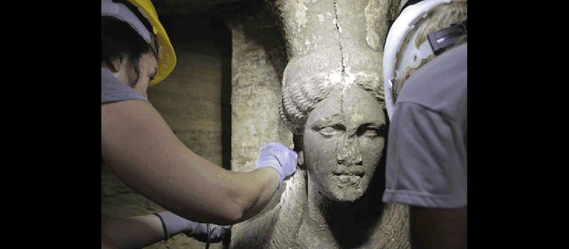 Descubren a dos cariátides en la mayor tumba antigua conocida en Grecia