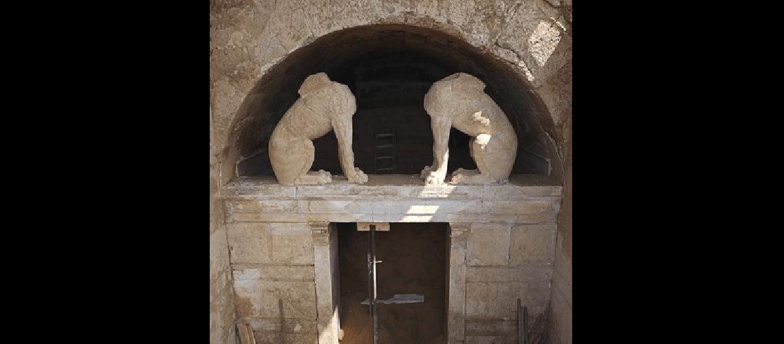Descubren a dos cariátides en la mayor tumba antigua conocida en Grecia