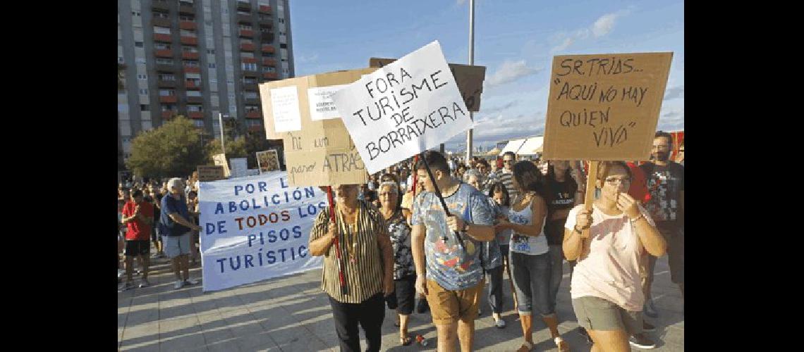 Barcelona se rebela contra los excesos del turismo