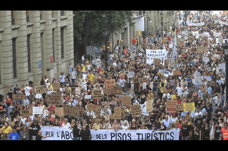 Barcelona se rebela contra los excesos del turismo