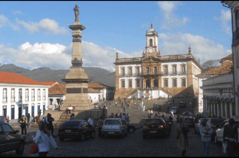 El Museo de la "Inconfidencia", con el monumento a Tiradentes, es el final del sector colonial de Ouro Preto. En chico, la foto de la "Casa das Contos".