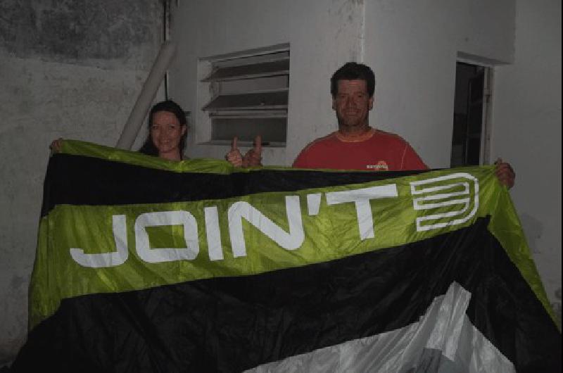 Damián Lestarpe y Victoria Vouillat. Con un Skywalk Joint 3 lograron el récord nacional de vuelo en parapente biplaza.