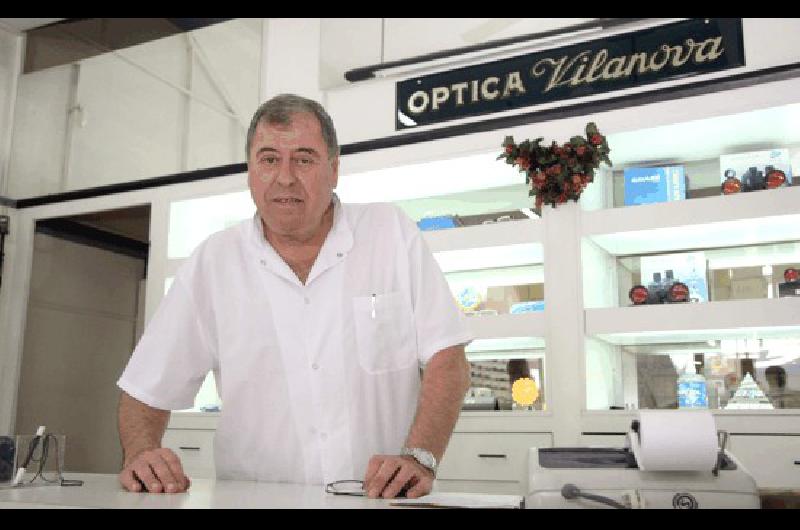 Mariana Vilanova y su padre, RubÃ©n Daniel Vilanova, en la Ã³ptica mÃ¡s antigua de nuestra ciudad.