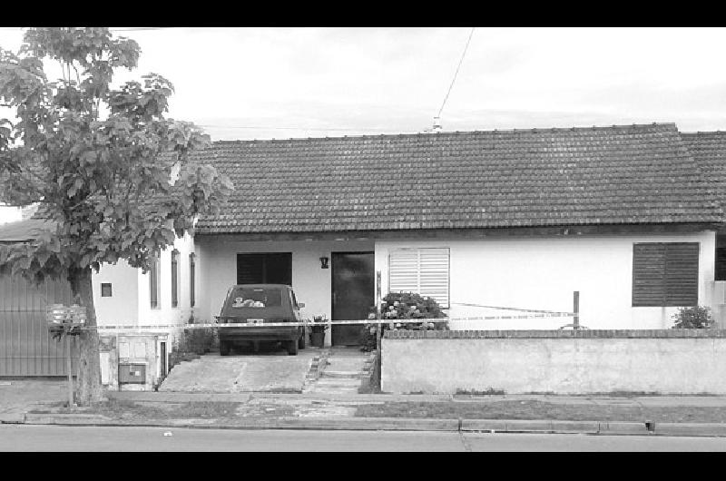 La mujer fue atacada cuando bajó de su automóvil, delante de sus dos hijos. Archivo