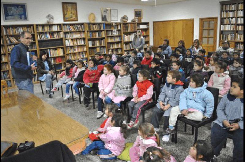 El escritor bahiense junto a alumnos del JardÃ­n de Infantes NÂº 903 "Constancio Vigil". Agencia