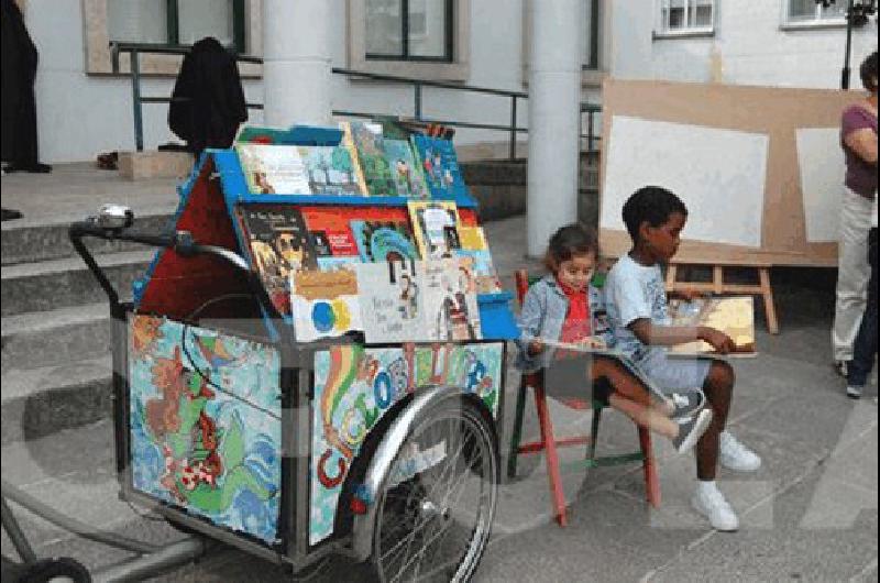 Bicicleta y bolsa de libros dan origen a una biblioteca