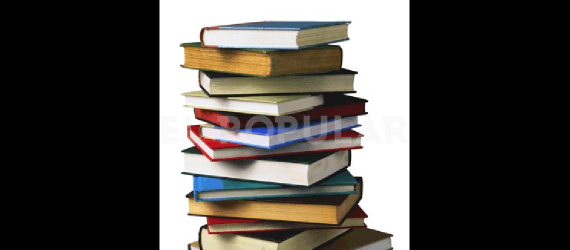 Bicicleta y bolsa de libros dan origen a una biblioteca