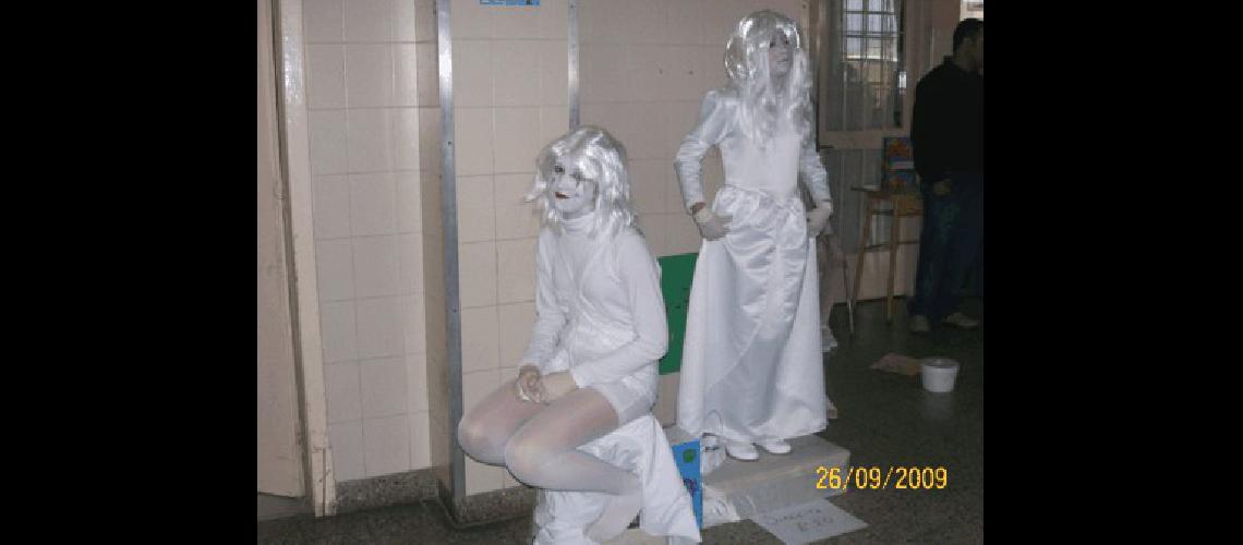 Tela quirÃºrgica blanca y mucha creatividad fueron los requisitos para hacer-se estatuas.