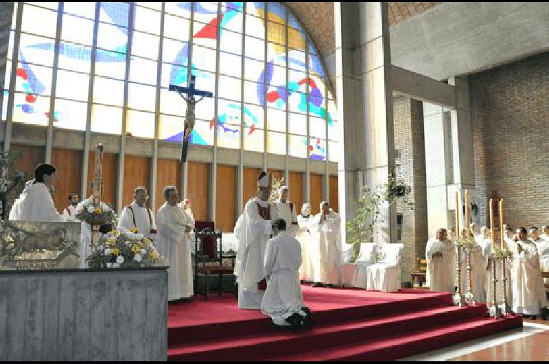 Momento de la ceremonia que presidiÃ³ el obispo diocesano, monseÃ±or Hugo Salaberry, en la que tambiÃ©n estuvo presente el anterior obispo, Emilio Bianchi di Carcano.