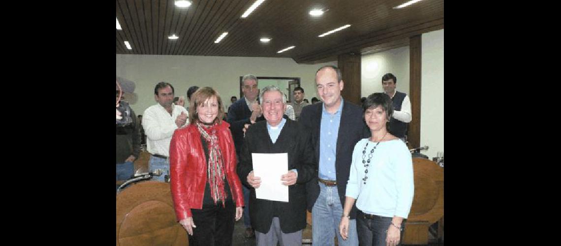 El padre Roca, la concejala Aspiazu y el Intendente Municipal.