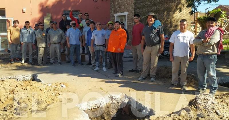 Los trabajadores de la obra que realizaron el paro.