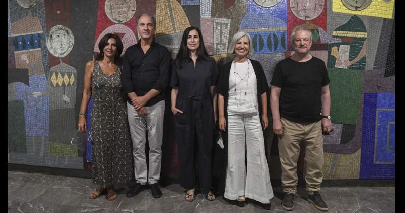 El elenco completo de 'Empieza el baile', con la directora en el centro, en el anuncio.