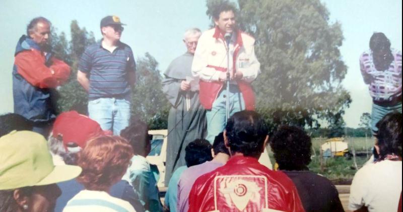La bendición deportiva y religiosa del predio del autódromo olavarriense fue en 1993. En esta foto aparece Amílcar Dirazar haciendo uso de la palabra y detrás se ve a fray Romeo Musaragno.