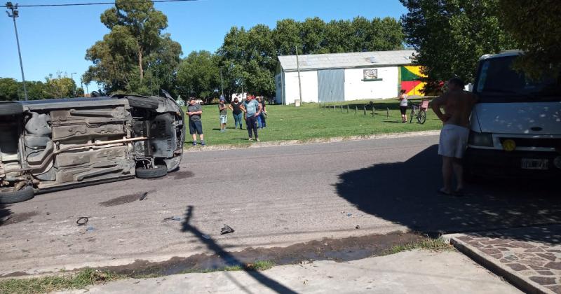 Violento choque y vuelco aunque no hubo heridos