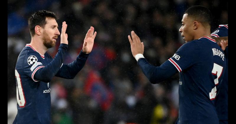 Mbappé destrabó el partido en la última y lo festejó con Messi