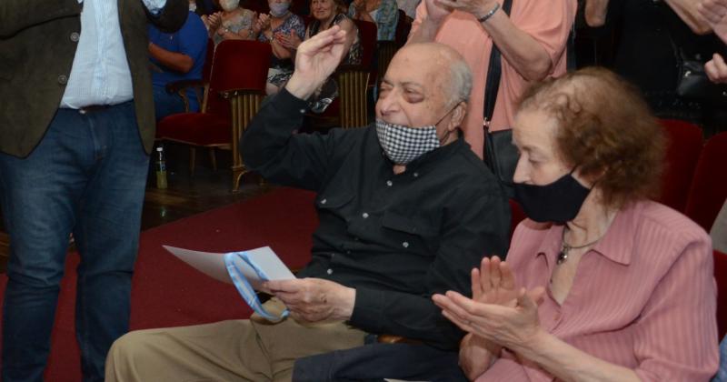 Mario Patané recibe la distinción en el acto homenaje realizado el pasado 19 de diciembre.