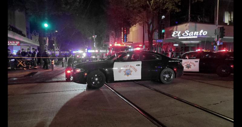 Las autoridades llamaron a evitar el área de los hechos porque todavía había muchos policías y porque la escena del crimen permanecía "activa"