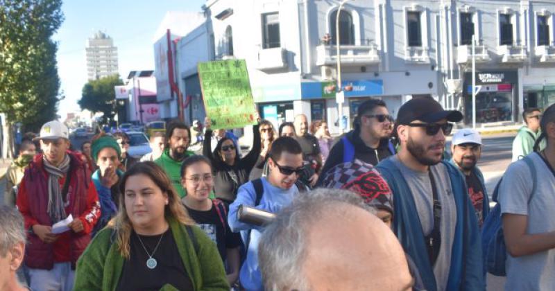 Marcha por la Marihuana en Olavarría bajo el lema: "No más presos por plantar"
