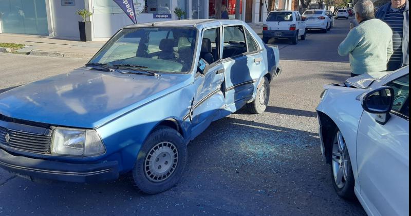 Dos nenes heridos en un choque entre dos autos