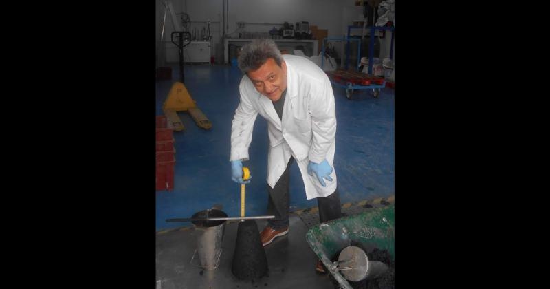 Oscar Cabrera en el Instituto de Ciencias de la Construcción Eduardo Torroja, en Madrid, donde trabajó en hormigones con cementos híbridos.