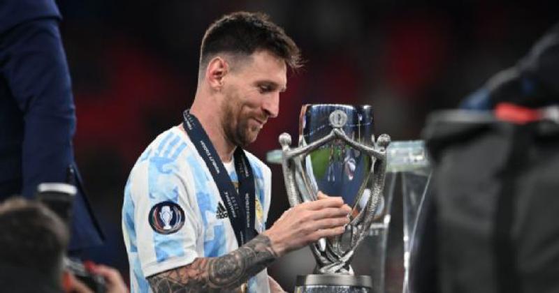 Lionel Messi con la Copa en el estadio de Wembley.