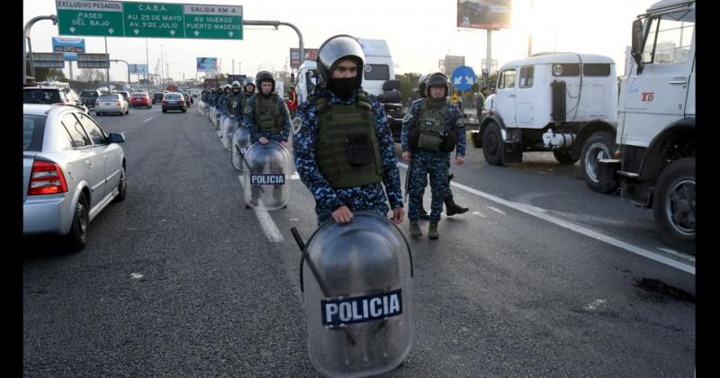 Sin gasoil: transportistas empezaron a liberar la autopista Buenos Aires-La Plata